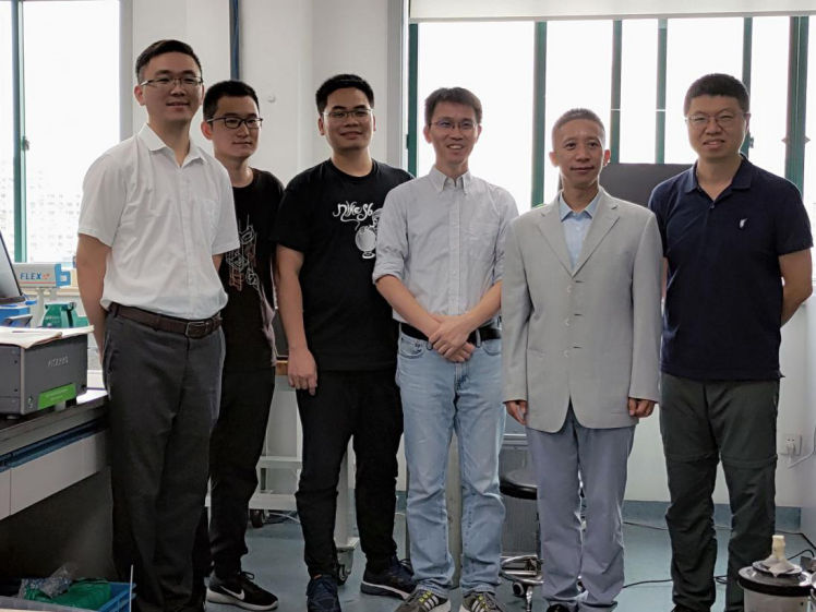 合影留念  （左三常運(yùn)化教授，左四黃成所長(zhǎng)，右二劉學(xué)軍教授，右一王胤博士）