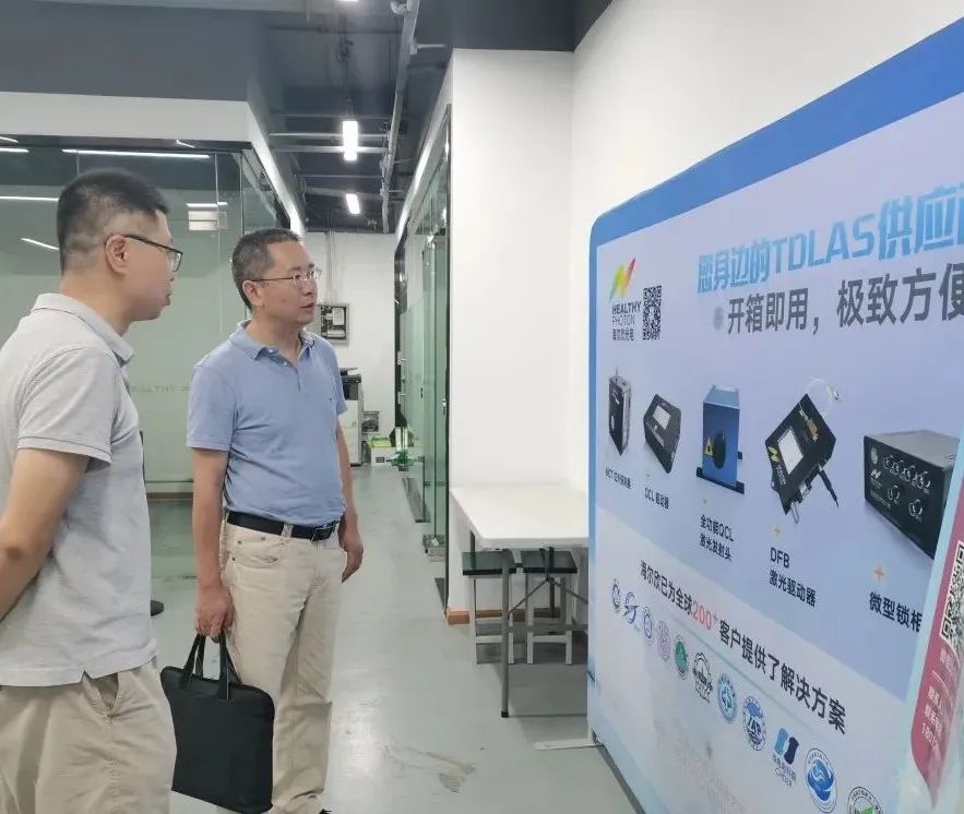 王胤總經(jīng)理向?qū)幉ㄊ雄粗輩^(qū)人力資源和社會(huì)保障局副局長(zhǎng)、黨委副書(shū)記胡冬平介紹公司情況