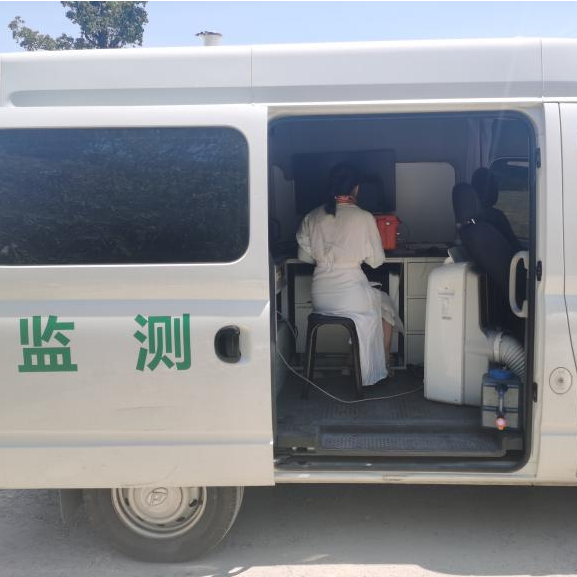 圖一 昕甬智測(cè)應(yīng)用工程師現(xiàn)場(chǎng)操作HT8850溫室氣體分析儀